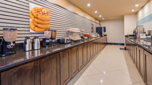 A kitchen or kitchenette at West Valley Inn