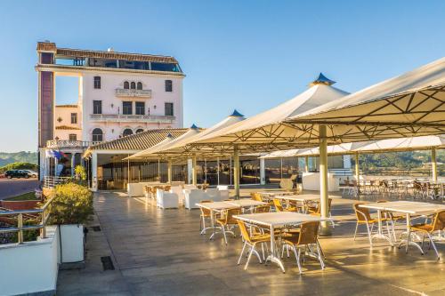 Un restaurante u otro lugar para comer en B&B HOTEL Sado Setúbal