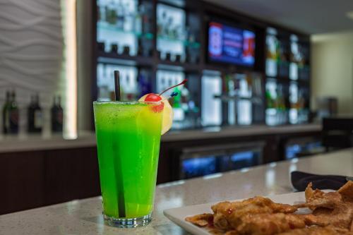 een drankje zittend op een aanrecht met een bord eten bij Holiday Inn Austin -Town Lake, an IHG Hotel in Austin