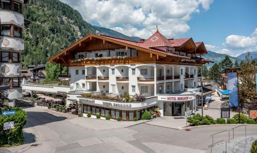 迈尔霍芬Hotel Berghof Mayrhofen GmbH的山脉酒店空中景色