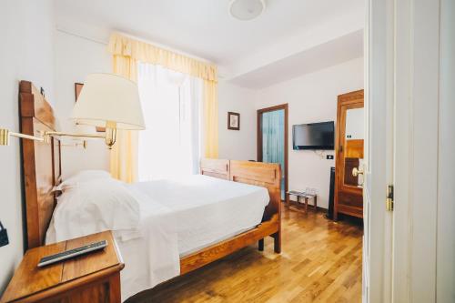 Tempat tidur dalam kamar di Hotel Suisse