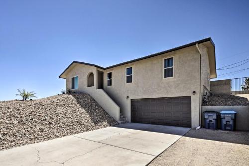 Lake Havasu Home with Pool and Mtn Views, Near Marina في مدينة ليك هافاسو: منزل امامه كراج