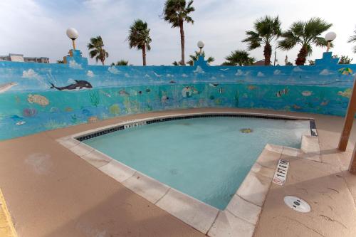 une grande piscine dans un parc aquatique dans l'établissement Ramada by Wyndham & Suites South Padre Island, à South Padre Island