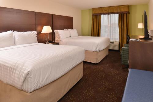 Lova arba lovos apgyvendinimo įstaigoje Holiday Inn Express & Suites Dearborn SW - Detroit Area, an IHG Hotel