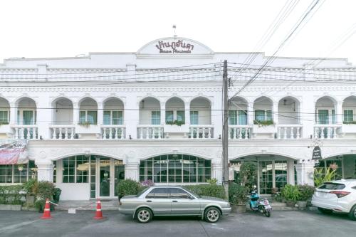 Gedung tempat hotel berlokasi