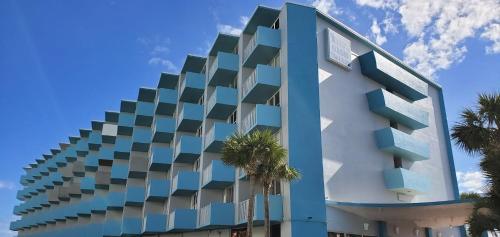 a building with a geometric design on the side of it at Fountain Beach Resort - Daytona Beach in Daytona Beach