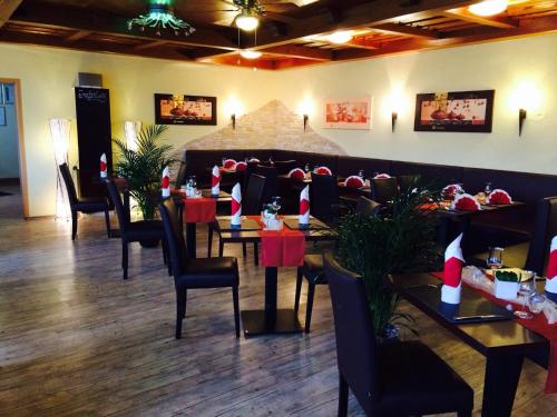 - une salle à manger avec des chapeaux de santa sur les tables dans l'établissement Zur Morschbach, à Altlay