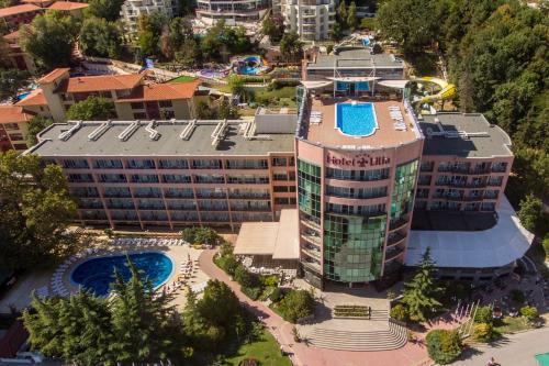 widok na hotel z basenem w obiekcie Hotel Lilia w Złotych Piaskach