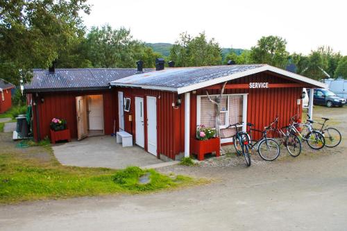 - un bâtiment rouge avec des vélos garés à l'extérieur dans l'établissement Lofoten Camp, à Stamsund