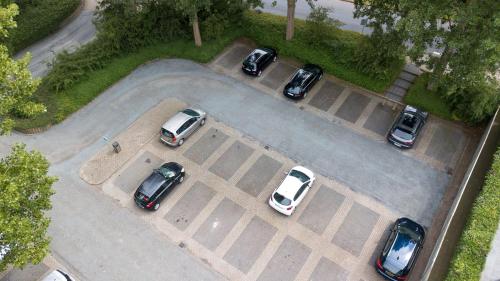 een groep auto's geparkeerd op een parkeerplaats bij Grand Hotel Amstelveen in Amstelveen