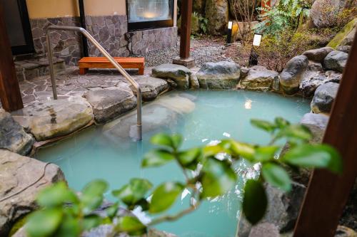 בריכת השחייה שנמצאת ב-Ajisai Onsen Ryokan - Award Winning Private Open Air Onsen או באזור