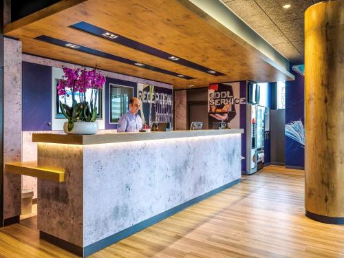 A área de bar ou lounge em ibis budget Genève Aéroport