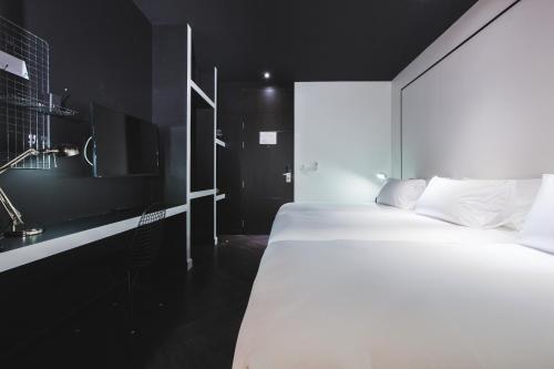 Tempat tidur dalam kamar di Blu Monkey Hub and Hotel Phuket Town- Free All Day Coworking space