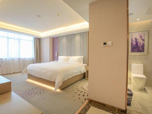 Una cama o camas en una habitación de Lavande Hotels·Foshan Bijiang Light Rail Country Garden Headquarters