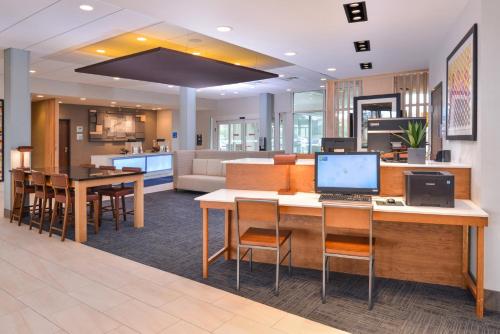 โทรทัศน์และ/หรือระบบความบันเทิงของ Holiday Inn Express & Suites Alachua - Gainesville Area, an IHG Hotel