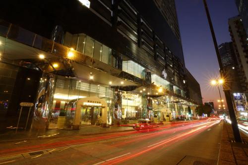 a city street at night with a building w obiekcie B P International w Hongkongu