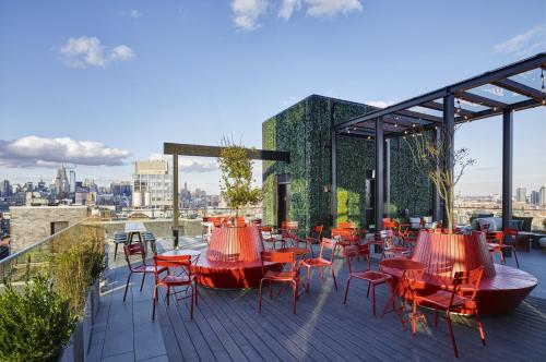 citizenM New York Bowery في نيويورك: فناء به طاولات وكراسي على السطح