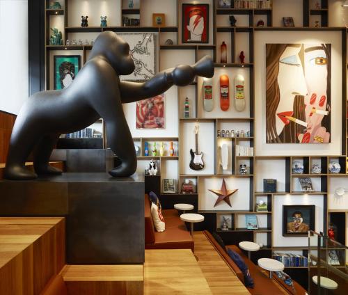 citizenM New York Bowery في نيويورك: محل فيه تمثال دب على كونتر