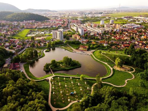 Luftblick auf eine Stadt mit Fluss in der Unterkunft Grand Hotel in Braşov