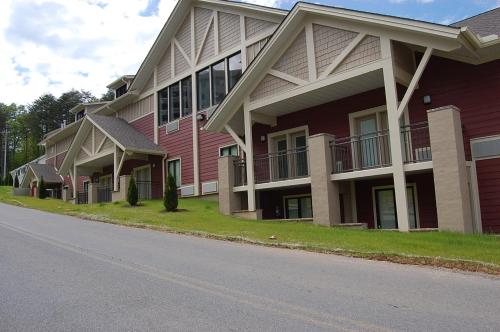 ein rotes Gebäude mit Balkonen an der Straßenseite in der Unterkunft Vacation Lodge in Pigeon Forge