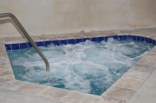 Whirlpool-Badewanne mit Wolken in der Unterkunft Vacation Lodge in Pigeon Forge