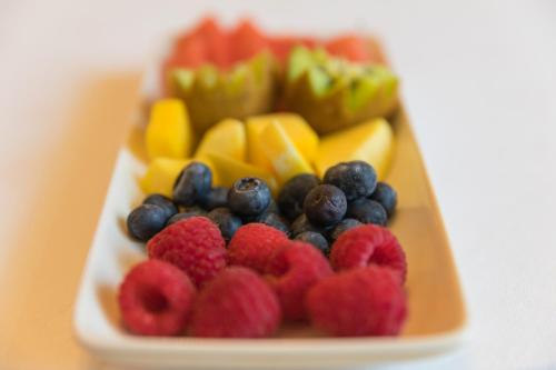 een bord vol fruit op een tafel bij A Park View Hotel in Wolverhampton