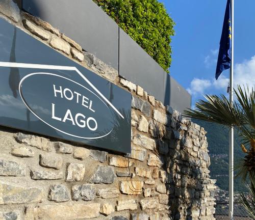 En logo, et sertifikat eller et firmaskilt på Hotel Lago