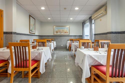 A restaurant or other place to eat at Residencial Horizonte