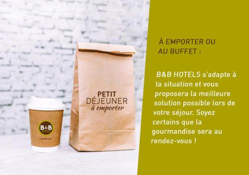 una taza de café de papel y una bolsa de papel en B&B HOTEL Marseille La Valentine, en Marsella