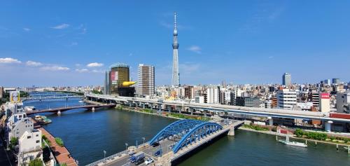 Otelden çekilmiş Tokyo şehrinin genel bir manzarası veya şehir manzarası