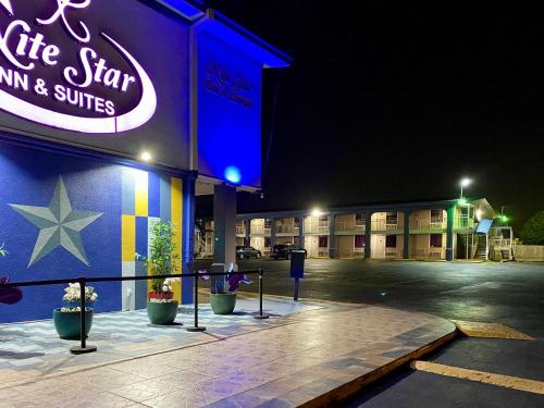 a rite star inn and suites at night at R Nite Star Inn and Suites -Home of the Cowboys & Rangers in Arlington