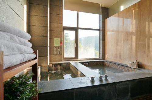 Bathroom sa Reikei Hot Spring Resort