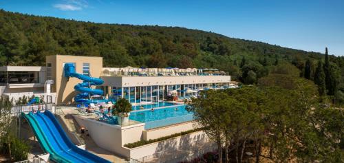 A piscina localizada em Girandella Resort, Valamar Collection ou nos arredores