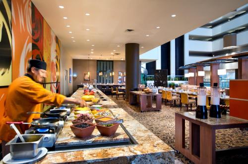 een man die eten bereidt in een buffet in een restaurant bij Hyatt Regency Dallas in Dallas