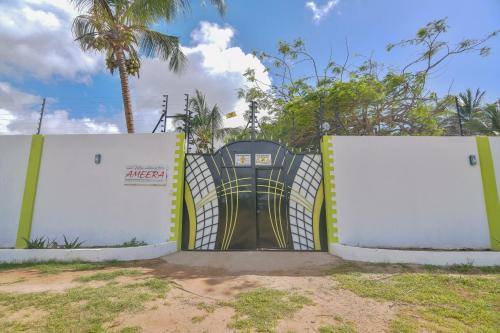 um portão com uma porta no meio em Villa Ameera Malindi em Melinde