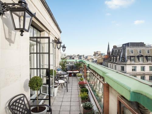 The Langham London tesisinde bir balkon veya teras