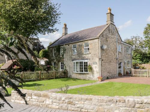 une ancienne maison en pierre avec un jardin en face de celle-ci dans l'établissement Crooked Well, à Bath