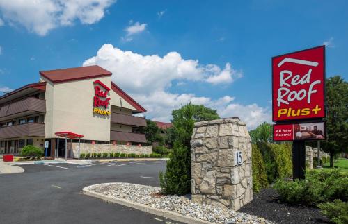 een rood dakbordje voor een gebouw bij Red Roof Inn PLUS+ Secaucus - Meadowlands in Secaucus