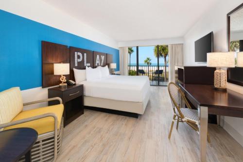 Cama ou camas em um quarto em Sirata Beach Resort