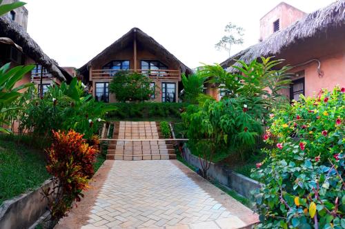 uma casa com um caminho à sua frente em Axkan Palenque em Palenque