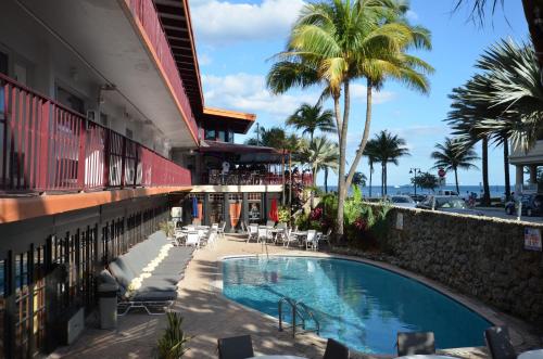 A piscina localizada em Sea Club Ocean Resort ou nos arredores