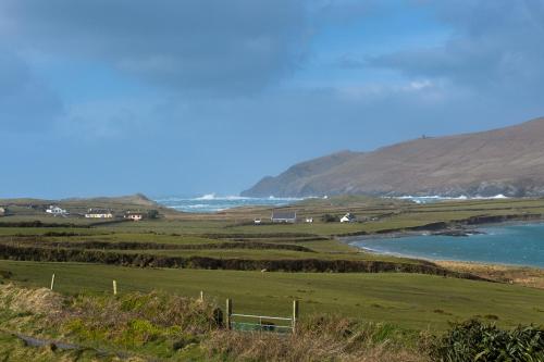 uma vista para um campo com um lago e montanhas em Atlantic Sunset em Portmagee