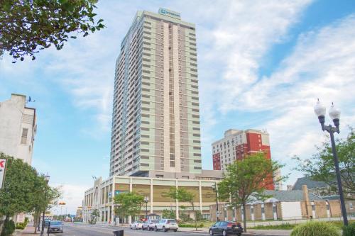 een hoog gebouw met auto's geparkeerd voor het bij Club Wyndham Skyline Tower in Atlantic City