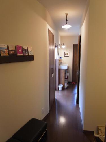 - un couloir d'une chambre avec salle de bains et lavabo dans l'établissement Guesthouse Engawa, à Kyoto