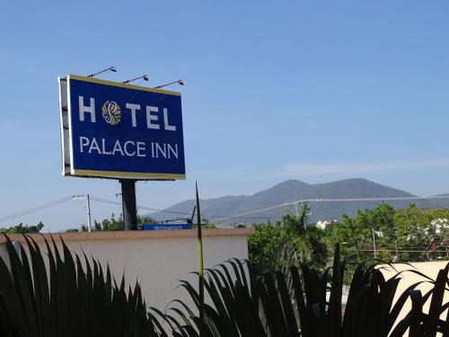 a sign for a pal release inn on top of a building at Hotel Palapa Palace in Tuxtla Gutiérrez