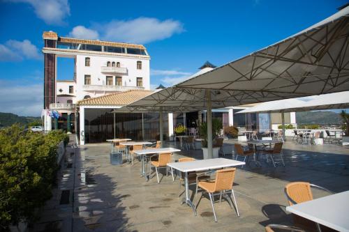 Un restaurante u otro lugar para comer en B&B HOTEL Sado Setúbal