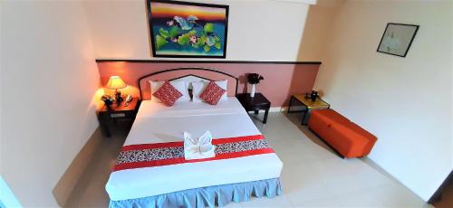 Tempat tidur dalam kamar di La Moon At Phuket - SHA Extra Plus