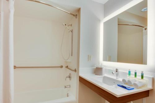 Un baño de Staybridge Suites Orlando South, an IHG Hotel