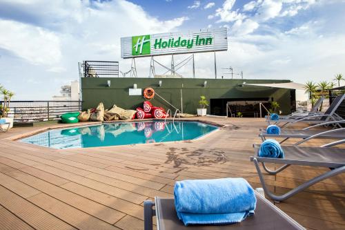 Bazén v ubytovaní Holiday Inn Lisbon, an IHG Hotel alebo v jeho blízkosti