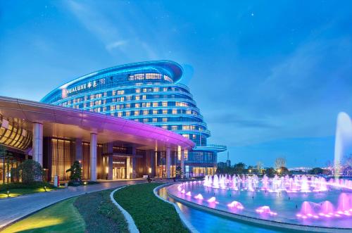 HUALUXE Nanjing Yangtze River, an IHG Hotel 내부 또는 인근 수영장